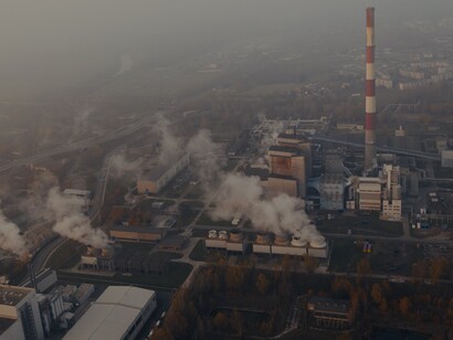 O aumento constante das emissões de carbono, provenientes principalmente da queima de combustíveis fósseis, alimenta o aquecimento global e seus efeitos devastadores