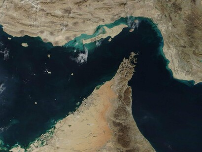 Vista aérea do estreito de Ormuz, corredor marítimo por onde passa parte significativa do petróleo consumido no mundo. O controle dessa passagem tornou-se um dos centros da disputa geopolítica contemporânea