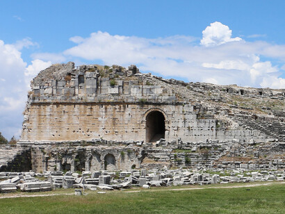 Península Helénica donde tuvo comienzo la poesía épica y lírica, junto con la tragedia, entre los siglos VIII y IV a.C.
Teatro griego antiguo en Mileto, Turquía