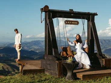 A paisagem montanhosa se abre diante do casal no deck de madeira, compondo uma cena de contemplação e proximidade. Em Morro dos Ventos Uivantes, porém, a intensidade de uma ligação afetiva não significa necessariamente harmonia: amor e destruição caminham juntos