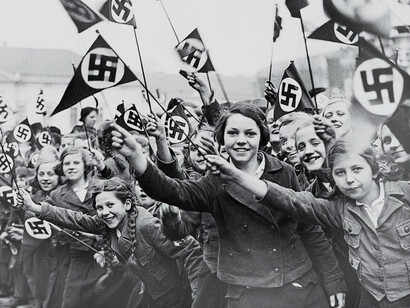 Reciben a Hitler en Austria (1938)