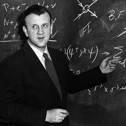Emil Konopinski, físico nacionalizado estadounidense que, durante la Segunda Guerra Mundial, colaboró con Enrico Fermi en el primer reactor nuclear de la Universidad de Chicago. También se unió al Proyecto Manhattan para desarrollar la primera arma nuclear