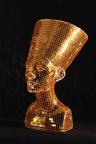 Awol Erizku, Nefertiti, Miles Davis (gold), 2022. Courtesy of the Art Institute of Chicago