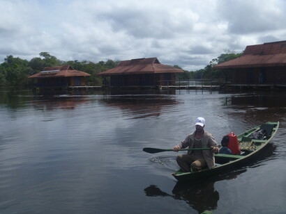 Casas flotantes de la posada Uacarí en la Reserva de Mamirauá