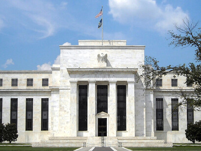 La rapidez en la circulación de las noticias y los altos niveles de interdependencia económica y comercial han reducido la “tolerancia” hacia actitudes neo-colonialistas y violaciones de los derechos humanos. El edificio Eccles de la Reserva Federal en Washington es el sistema bancario central de EE.UU.