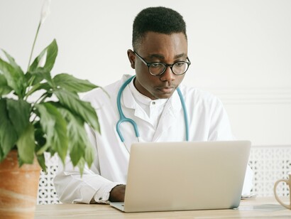 ChatGPT e i referti di laboratorio. Ciò richiede infatti esperienza clinica, capacità intuitive, di associazione e contestualizzazione, al momento non alla portata di una “intelligenza” non umana