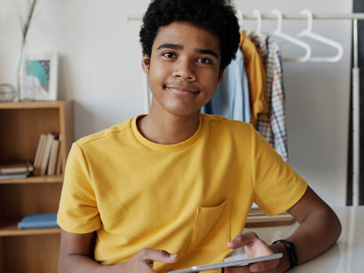Devido ao amplo uso por jovens e adultos em fase de aprendizagem, a inovação tecnológica representada pelos computadores e celulares deixou de ser considerada inimiga da educação