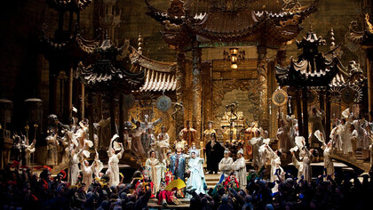 La Ópera Metropolitana ha vuelto a poner en escena «Turandot» de Puccini, con Yusif Eyvazov y Christine Goerke, en el centro, en la opulenta visión de Franco Zeffirelli de una China de cuento de hadas. El MET,  Nueva York, EE.UU.