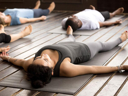 Yoga Nidra consiste nel portarsi in una posizione sdraiata e rimanere mentalmente attivi rilassando completamente tutto il corpo grazie alla voce-guida di un insegnante