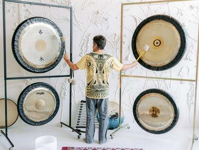 Gongo. Com som, não falamos de música, falamos de integração de sons na arte contemporânea que nos são comuns, outros são só estranhos, habituais, invulgares e curiosos