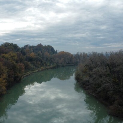 Fiume Tevere dall'Area Archeologica di Ocriculum, provincia di Terni, Italia, foto di Valentino De Ponte Cardona