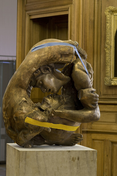 Thomas Lerooy, Embrace, 2015, Bronze, patine, 120 x 65 x 65 cm © Bertrand Huet - Tutti Images, Courtesy Galerie Nathalie Obadia, Paris/Bruxelles