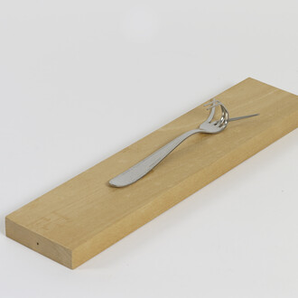 Bruno Munari (1907-1998)
Forchetta parlante, 1958-1991, Ed. 18/20
Garfo torcido sobre madeira
[Bent fork on wood]
15 x 7 x 3 cm [5 7/8 x 2 3/4 x 1 1/8 in.] 