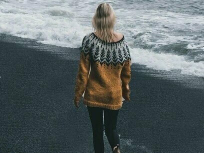 Aceitei o contrato conversando também no Telegram com Kayla, que determinou nosso horário: ela nos EUA 2h à frente, afirmando que ia ajudar ao tio, economista formado em Harvard e exponente nas aplicações e trade bitcoin, dono de joalheria num shopping





