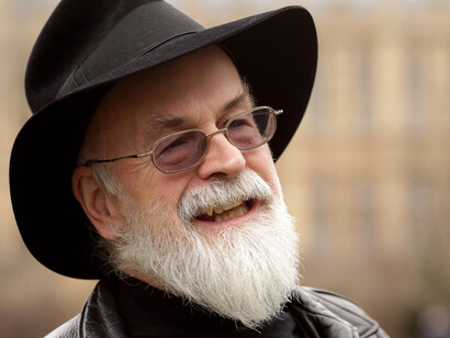 Terry Pratchett y sy inseparable sombrero