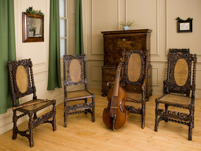A parlour in 1695 at Christmas © Steve Speller
