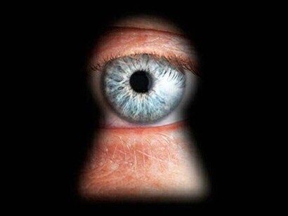 Un ojo espía a través de una cerradura