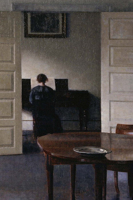 Vilhelm Hammershøi, Interior con Ida tocando el piano (1910)