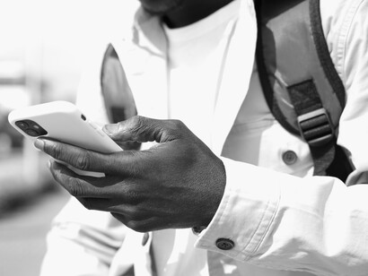 Jovem trabalhador de distrai no celular
