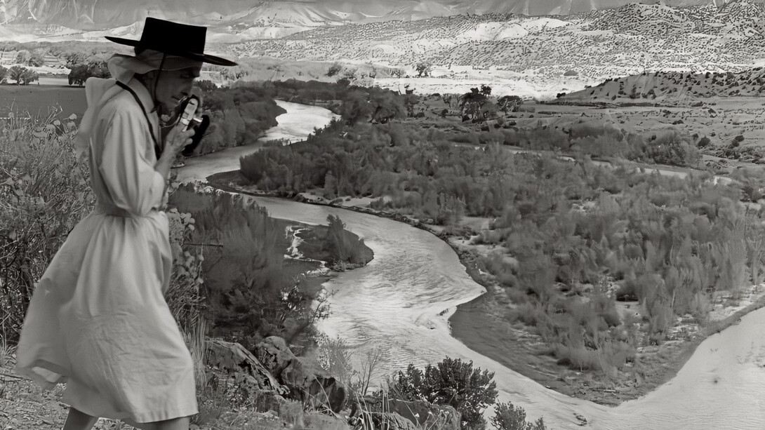 Georgia O’Keeffe fotografiando una de sus caminatas