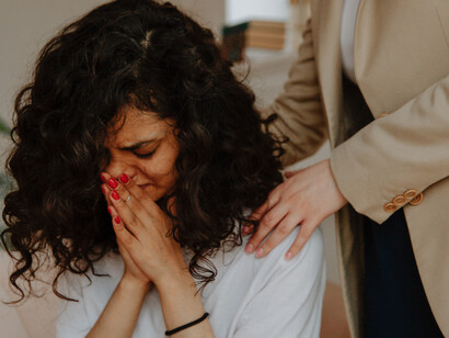 Psicóloga consola sua paciente em momento de vulnerabilidade