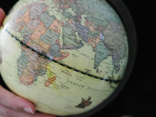 Tenir le monde entre nos mains : vers un nouvel ordre mondial où la justice sociale devient un impératif pour l’égalité, la résilience et le bien-être de tous