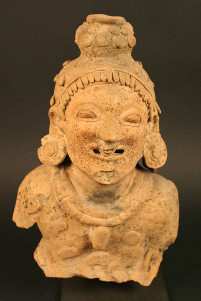 Figura antropomorfa masculina

Materiales: Cerámica

Desarrollos Regionales 500 a.C.- 500 d.C.

Medidas: 280 mm de alto x 180 mm de ancho