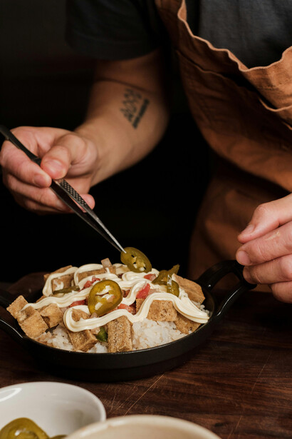 Dicas para preparar tofu incluem marinar, dourar em panela antiaderente e combinar com molhos, tornando-o crocante e saboroso em diversas receitas
