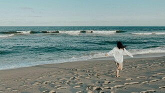 La sérénité de la mer et la liberté de pensée combinées à la brise fraîche dans les cheveux et à la joie de courir pieds nus