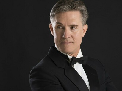 Hombre maduro con canas