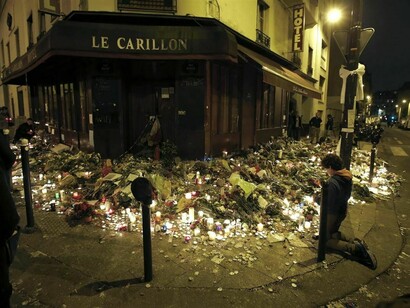 Un santuario improvisado en el restaurante Le Carrillon, donde los terroristas acribillaron a las personas que estaban en las terrazas