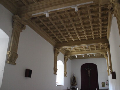 La condición de pobre es lo que lleva al niño Juan a ser acogido en el Colegio de los jesuitas como alumno y allí destacará, como estudiante aventajado y aprenderá, latín, gramática y retórica. Interior de la Iglesia San Juan de la Cruz, Alba de Tormes, Salamanca, España