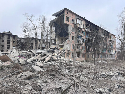 Avdiivka, región de Donetsk, Ucrania, durante una batalla por la ciudad, 03 de enero de 2024. Potencias como Rusia, Estados Unidos e Israel mantienen posturas tradicionales frente a los conflictos en la región, perpetuando dinámicas de enfrentamiento