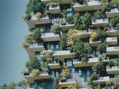 La sustentabilidad arquitectónica adquiere un sentido más amplio cuando incorpora criterios sociales, urbanos y ambientales más allá de las certificaciones