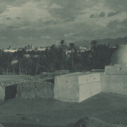 Lehnert & Landrock, ​Sans titre, identifié comme « Tombeau d'un marabout dans un oasis de Gafsa », 1904-1914. Avec l'aimable autorisation de Photo Elysée © Lehnert & Landrock, Edouard Lambelet et Photo Elysée