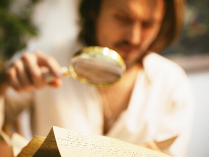 Pesquisador examina anotações pessoais para estudo biográfico. Escrever uma biografia é dar sentido à vida de alguém, inserindo-a em um contexto maior. E, ao fazer isso, acabamos iluminando não apenas o passado, mas também o presente e, quem sabe, até o futuro