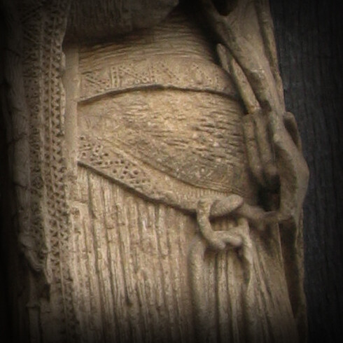 Sculture sulla facciata della Cattedrale di Notre-Dame de Chartres. Dettaglio di una donna che indossa un bliaut gironé e una cintura annodata o cintura (cintura, cintura) 1130-1160