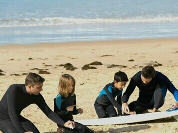 Essa moldagem inicial cria as fundações do que, mais tarde, chamaremos de "personalidade" ou "hábito". A forma como uma família lida com o conflito, por exemplo, se com diálogo aberto ou com o silêncio, torna-se um roteiro comportamental que a criança absorve como normalidade