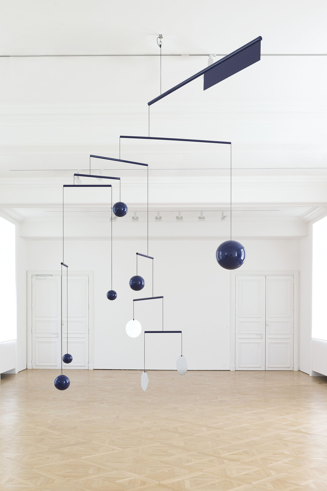 Xavier Veilhan, "Mobile n°21", 2015, Carbone, résine polyester, acier inoxydable, polypropylène, peinture polyurethane, 280 cm, Ø 260 cm / 9.19 feet, Ø 8.53 feet, Photo : Claire Dorn, Courtesy Galerie Perrotin