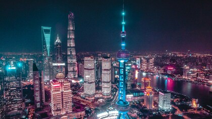 Vista notturna di Shangai con la Shangai Tower nello sfondo, Shangai, Cina