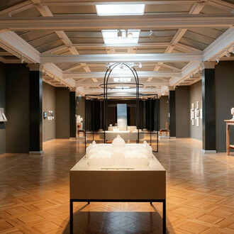 Behind the façade, exhibition view. Courtesy of Glyptotek