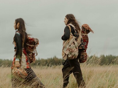 Ciganos. Na tribo real da Ordem, aprendeu a observar o fluir da natureza e a seguir com ela, a cada ciclo de morte e renascimento da sua própria história, ia experimentando o silêncio da introspecção, a fluidez nas emoções, iluminação nos pensamentos, e o florescimento dos seus dons e talentos, durante as estações. Entre uma e outra, ia sendo consagrada. 'Deixar de ser também é ser'. Assim estava escrito no estandarte de Ymã, onde seus sonhos dançam a realidade, com aroma de rosas vermelhas e reencontros de passagens. De outra forma, em outro ambiente, novas experiências e aprendizados infindos, no fluir confiante da vida na vida