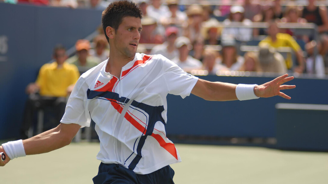Novak Djokovic. La plus grosse interrogation qui demeure actuellement dans les têtes est de savoir qui de Novak Djokovic ou Carlos Alcaraz s’installera sur le fauteuil de numéro un mondial © 2007 US Open-By Edwin Martinez1 - US Open 2007 205, CC BY 2.0