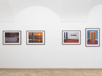 Jörg Sasse, Red doors, ausstellungsansicht. Mit freundlicher genehmigung der Galerie nächst St. Stephan