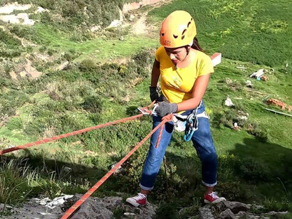 El rappel es una actividad desafiante donde descenderás por una pared vertical utilizando cuerdas y un sistema de frenos. Cusco, Perú