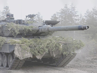 Un tanque de batalla Leopard de la Brigada Blindada del ejército, guarnición de Niinisalo, Finlandia Occidental, mayo de 2022