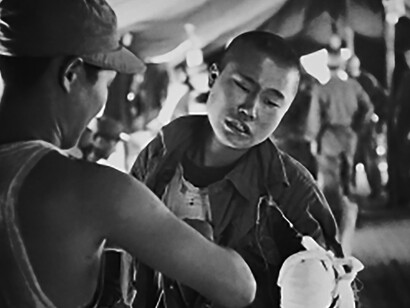 There was a field hospital with a tent near the "Iron Triangle". First aid for the wounded soldiers is given, and the wounded soldiers are sent to the hospital further back. The Korean soldier, who lost his left wrist, desperately endured the pain while being treated by a medic. The soldier, who still retains the vestiges of a boy, was just in the middle of a cannonball