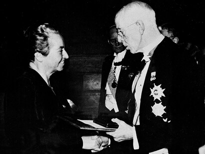 Gabriela Mistral recibe el Premio Nobel