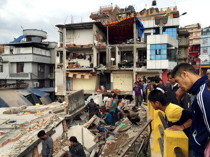 Abitanti di Kathmandu circondati dalla distruzione, nella quale il terremoto ha fatto centinaia di morti