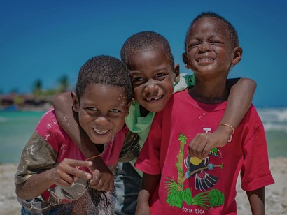 Meninos brincam alegres na praia